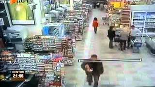 Cámaras capturan momento en que ladrón mata a 3 policías Cámaras capturan momento en que ladrón mata a 3 policías