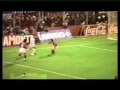 Campeón Torneo Clausura 1996 Un 18 de agosto de 1996, Vélez Sarsfield recibía en el estadio José Amalfitani a Independiente de Avellaneda por la 19 fecha del Torneo Clausura de ese año. Fue un empate en cero que se sostuvo en la elasticidad de José Luis Félix Chilavert para contenerle un tiro penal a Jorge Burruchaga. De esta forma, el conjunto de Carlos Bianchi y de Osvaldo Piazza (se hizo cargo del equipo en las últimas cuatro fechas del torneo cuando Bianchi emigró a la Roma de Italia) se consagró bicampeón del fútbol argentino por primera vez en su historia. Con importantes victorias de local como ante River el día del golazo de Chilavert a Burgos desde 60 metros; la goleada histórica por 5 a 1 frente a Boca con el doblete del arquero guaraní al Mono Navarro Montoya; la goleada a Lanús y a San Lorenzo de Almagro. Con destacados triunfos como visitante ante Newell's y el recordado triunfazo en Córdoba ante Belgrano con aquel gol del Beto Camps casi sobre la hora. Con figuras de la talla de José Luis Chilavert, Mauricio Pellegrino, Flavio Zandona, Roberto Trotta, Patricio Camps, Martín Posse y Christian Bassedas, entre otros. Utilizó 23 jugadores, entre los que se destacó la asistencia perfecta de Patricio Alejandro Camps en las 19 fechas del torneo. Los máximos artilleros del campeón de ese año fueron Patricio Camps y Marcelo Herrera con 7 tantos cada uno. Vélez Sársfield Campeón Torneo Clausura 1996, un campeón por partida doble.