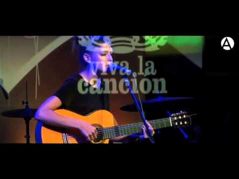 mallu - La artista brasileña, Mallu Magalhães, tocó la canción 'Me leva' el pasado mes de mayo de 2011, durante el festival Viva la Canción. - Contenido bajo licenci...