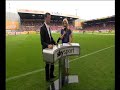 [放送事故]ピッチ脇でレポート中の女性レポーターの後頭部をサッカーボールが直撃のサムネイル
