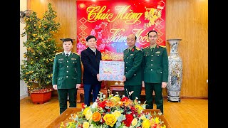 Đồng chí Đỗ Trường Sơn, Phó Chủ tịch HĐND thành phố tặng quà Tết