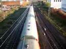 BR 111 komt onder de brug door met buurtverkeertrein