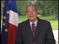 le 15 mai 2007, derni�re d�claration t�l�vis�e de jacques chirac, qui finit son mandat de pr�sident de la r�publique apr�s 12 ans de pouvoir.



palais de l'�lys�e, paris, le mardi 15 mai 2007

mes chers compatriotes de m�tropole, de l'outre-mer et de l'�tranger,

demain, je transmettrai les pouvoirs que j'ai exerc�s en votre nom � nicolas sarkozy, notre nouveau pr�sident de la r�publique. je le ferai avec la fiert� du devoir accompli et aussi avec une grande confiance dans l'avenir de notre pays.

nous sommes les h�ritiers d'une tr�s grande nation, une nation admir�e, respect�e et qui compte en europe et dans le monde. vous avez des capacit�s immenses de cr�ativit� et de solidarit�. gr�ce � vous, gr�ce � votre engagement, nous avons modernis� notre pays pour l'adapter aux profonds changements de notre temps et nous l'avons fait dans la fid�lit� � notre identit� et en portant haut les valeurs de la r�publique.
*
mes chers compatriotes,

une nation, c'est une famille. ce lien qui nous unit est notre bien le plus pr�cieux. il nous rassemble. il nous prot�ge. il nous permet d'aller de l'avant. il nous donne les forces n�cessaires pour imprimer notre marque dans le monde d'aujourd'hui.

restez toujours unis et solidaires. bien s�r, nous sommes profond�ment divers. bien s�r, il peut y avoir des diff�rences de conception, des divergences de vue. mais nous devons, dans le dialogue, dans la concorde, nous retrouver sur l'essentiel. c'est comme cela que nous continuerons � avancer.

dans l'union, dans le respect de notre diversit� et de nos valeurs, dans le rassemblement, nous pouvons nourrir toutes les ambitions. unis, nous avons tous les atouts, toutes les forces, tous les talents pour nous imposer dans ce nouveau monde qui se dessine sous nos yeux. unie, et en poursuivant sur la voie engag�e, la france s'affirmera comme une terre exemplaire de progr�s et de prosp�rit�. la patrie de l'�galit� des chances et de la solidarit�. une nation moteur de la construction europ�enne. une nation g�n�reuse, aux avant-postes des d�fis du monde que sont la paix, le d�veloppement, l'�cologie.

d�s demain, je poursuivrai mon engagement dans ces combats pour le dialogue des cultures et pour le d�veloppement durable. je le ferai en apportant mon exp�rience et ma volont� d'agir pour faire avancer des projets concrets en france et dans le monde.
*
ce soir, je veux vous dire le tr�s grand honneur que j'ai eu � vous servir. je veux vous dire la force du lien qui, du plus profond de mon c?ur, m'unit � chacune et � chacun d'entre vous. ce lien, c'est celui du respect, c'est celui de l'admiration, c'est celui de l'affection pour vous, pour le peuple de france et je veux vous dire � quel point j'ai confiance en vous, � quel point j'ai confiance en la france.

je sais que le nouveau pr�sident de la r�publique, nicolas sarkozy, aura � c?ur de conduire notre pays plus avant sur les chemins de l'avenir et tous mes v?ux l'accompagnent dans cette mission, qui est la plus exigeante et la plus belle qui soit, au service de notre nation. cette nation magnifique que nous avons en partage. la france, notre nation, mes chers compatriotes, nous devons toujours en �tre profond�ment fiers.

vive la r�publique !
vive la france !