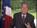 le 15 mai 2007, derni�re d�claration t�l�vis�e de jacques chirac, qui finit son mandat de pr�sident de la r�publique apr�s 12 ans de pouvoir.



palais de l'�lys�e, paris, le mardi 15 mai 2007

mes chers compatriotes de m�tropole, de l'outre-mer et de l'�tranger,

demain, je transmettrai les pouvoirs que j'ai exerc�s en votre nom � nicolas sarkozy, notre nouveau pr�sident de la r�publique. je le ferai avec la fiert� du devoir accompli et aussi avec une grande confiance dans l'avenir de notre pays.

nous sommes les h�ritiers d'une tr�s grande nation, une nation admir�e, respect�e et qui compte en europe et dans le monde. vous avez des capacit�s immenses de cr�ativit� et de solidarit�. gr�ce � vous, gr�ce � votre engagement, nous avons modernis� notre pays pour l'adapter aux profonds changements de notre temps et nous l'avons fait dans la fid�lit� � notre identit� et en portant haut les valeurs de la r�publique.
*
mes chers compatriotes,

une nation, c'est une famille. ce lien qui nous unit est notre bien le plus pr�cieux. il nous rassemble. il nous prot�ge. il nous permet d'aller de l'avant. il nous donne les forces n�cessaires pour imprimer notre marque dans le monde d'aujourd'hui.

restez toujours unis et solidaires. bien s�r, nous sommes profond�ment divers. bien s�r, il peut y avoir des diff�rences de conception, des divergences de vue. mais nous devons, dans le dialogue, dans la concorde, nous retrouver sur l'essentiel. c'est comme cela que nous continuerons � avancer.

dans l'union, dans le respect de notre diversit� et de nos valeurs, dans le rassemblement, nous pouvons nourrir toutes les ambitions. unis, nous avons tous les atouts, toutes les forces, tous les talents pour nous imposer dans ce nouveau monde qui se dessine sous nos yeux. unie, et en poursuivant sur la voie engag�e, la france s'affirmera comme une terre exemplaire de progr�s et de prosp�rit�. la patrie de l'�galit� des chances et de la solidarit�. une nation moteur de la construction europ�enne. une nation g�n�reuse, aux avant-postes des d�fis du monde que sont la paix, le d�veloppement, l'�cologie.

d�s demain, je poursuivrai mon engagement dans ces combats pour le dialogue des cultures et pour le d�veloppement durable. je le ferai en apportant mon exp�rience et ma volont� d'agir pour faire avancer des projets concrets en france et dans le monde.
*
ce soir, je veux vous dire le tr�s grand honneur que j'ai eu � vous servir. je veux vous dire la force du lien qui, du plus profond de mon c?ur, m'unit � chacune et � chacun d'entre vous. ce lien, c'est celui du respect, c'est celui de l'admiration, c'est celui de l'affection pour vous, pour le peuple de france et je veux vous dire � quel point j'ai confiance en vous, � quel point j'ai confiance en la france.

je sais que le nouveau pr�sident de la r�publique, nicolas sarkozy, aura � c?ur de conduire notre pays plus avant sur les chemins de l'avenir et tous mes v?ux l'accompagnent dans cette mission, qui est la plus exigeante et la plus belle qui soit, au service de notre nation. cette nation magnifique que nous avons en partage. la france, notre nation, mes chers compatriotes, nous devons toujours en �tre profond�ment fiers.

vive la r�publique !
vive la france !