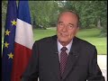 le 15 mai 2007, derni�re d�claration t�l�vis�e de jacques chirac, qui finit son mandat de pr�sident de la r�publique apr�s 12 ans de pouvoir.



palais de l'�lys�e, paris, le mardi 15 mai 2007

mes chers compatriotes de m�tropole, de l'outre-mer et de l'�tranger,

demain, je transmettrai les pouvoirs que j'ai exerc�s en votre nom � nicolas sarkozy, notre nouveau pr�sident de la r�publique. je le ferai avec la fiert� du devoir accompli et aussi avec une grande confiance dans l'avenir de notre pays.

nous sommes les h�ritiers d'une tr�s grande nation, une nation admir�e, respect�e et qui compte en europe et dans le monde. vous avez des capacit�s immenses de cr�ativit� et de solidarit�. gr�ce � vous, gr�ce � votre engagement, nous avons modernis� notre pays pour l'adapter aux profonds changements de notre temps et nous l'avons fait dans la fid�lit� � notre identit� et en portant haut les valeurs de la r�publique.
*
mes chers compatriotes,

une nation, c'est une famille. ce lien qui nous unit est notre bien le plus pr�cieux. il nous rassemble. il nous prot�ge. il nous permet d'aller de l'avant. il nous donne les forces n�cessaires pour imprimer notre marque dans le monde d'aujourd'hui.

restez toujours unis et solidaires. bien s�r, nous sommes profond�ment divers. bien s�r, il peut y avoir des diff�rences de conception, des divergences de vue. mais nous devons, dans le dialogue, dans la concorde, nous retrouver sur l'essentiel. c'est comme cela que nous continuerons � avancer.

dans l'union, dans le respect de notre diversit� et de nos valeurs, dans le rassemblement, nous pouvons nourrir toutes les ambitions. unis, nous avons tous les atouts, toutes les forces, tous les talents pour nous imposer dans ce nouveau monde qui se dessine sous nos yeux. unie, et en poursuivant sur la voie engag�e, la france s'affirmera comme une terre exemplaire de progr�s et de prosp�rit�. la patrie de l'�galit� des chances et de la solidarit�. une nation moteur de la construction europ�enne. une nation g�n�reuse, aux avant-postes des d�fis du monde que sont la paix, le d�veloppement, l'�cologie.

d�s demain, je poursuivrai mon engagement dans ces combats pour le dialogue des cultures et pour le d�veloppement durable. je le ferai en apportant mon exp�rience et ma volont� d'agir pour faire avancer des projets concrets en france et dans le monde.
*
ce soir, je veux vous dire le tr�s grand honneur que j'ai eu � vous servir. je veux vous dire la force du lien qui, du plus profond de mon c?ur, m'unit � chacune et � chacun d'entre vous. ce lien, c'est celui du respect, c'est celui de l'admiration, c'est celui de l'affection pour vous, pour le peuple de france et je veux vous dire � quel point j'ai confiance en vous, � quel point j'ai confiance en la france.

je sais que le nouveau pr�sident de la r�publique, nicolas sarkozy, aura � c?ur de conduire notre pays plus avant sur les chemins de l'avenir et tous mes v?ux l'accompagnent dans cette mission, qui est la plus exigeante et la plus belle qui soit, au service de notre nation. cette nation magnifique que nous avons en partage. la france, notre nation, mes chers compatriotes, nous devons toujours en �tre profond�ment fiers.

vive la r�publique !
vive la france !