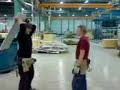 Linus och Jimmie leker med gips p� jobbet
