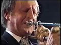 oscar klein and his european all stars live at the 1988 bern jazz festival.
oscar klein (trumpet), antti sarpila (reeds), christian plattner (reeds), roy williams (trombone), henri chaix (piano), lino patruno (4 string guitar), roman dylag (bass), gregor beck (drums).
http://www.linopatruno.it
http://www.cambiamusica.it
http://www.michaelsupnick.com