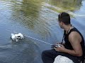Una lancha hecha con dos botellas de Coca-Cola y mucho ingenio