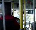 Onibus 102 subindo a avenida na contra-m�o