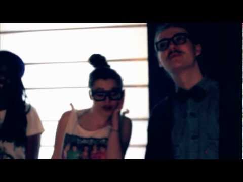 facking - De radiofeuten van BNN 2012/2013 are going out with a bang! Ze maakten een lied, een levenslied, over hun eigen stijl hun eigen Swag, en daar hoort natuurlij...