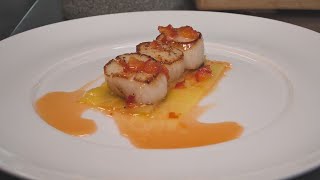 In Kakaobutter gebratene Jakobsmuschel, kandierte Ananas und Chili-Salsa