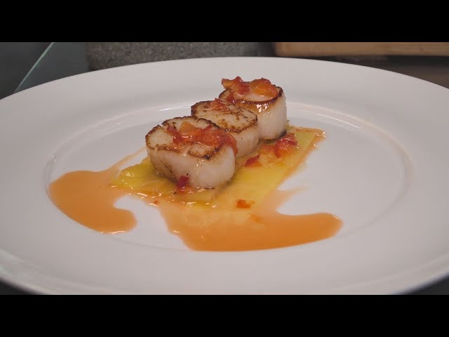 In Kakaobutter gebratene Jakobsmuschel, kandierte Ananas und Chili-Salsa