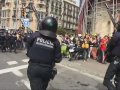 INCIDENTES en la limpieza de la Plaça Catalunya con los Indignados / INDIGNATS. NOTA : Ante ciertos comentarios escritos decir que: al VIOLENTO que recoge el Cadadano de Hierro se le recrimina que no lo lanze más veces, 