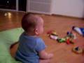 Cami mirando los backyardigans 