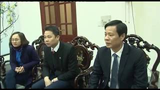 Đồng chí Phó Chủ tịch UBND thành phố Phạm Tuấn Đạt tặng quà các đơn vị trực Tết