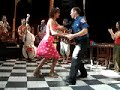 Flávia e Charles dançando lindy Hop ao som do Canastra