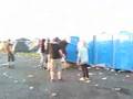 Southside 2008 - Typ im umgeworfenem Dixiklo