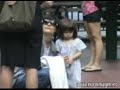 Katie Holmes y su hija se divierten en un parque