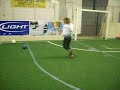 Chica jugando fútbol sala lanza pelotazo a la cámara