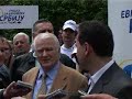(Beograd, 2. maja 2008) Član Predsedništva Demokratske stranke Božidar Đelić i predsednik Političkog saveta DS Dragoljub Mićunović razgovarali su sa građanima tokom akcije Demokratske omladine 
