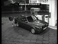 Frau versucht zu tanken