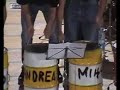 Quattro giovani percussionisti eseguono un brano molto spettacolare su bidoni d'acciaio