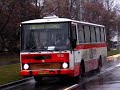 Příjezd a odjezd autobusu linky 208 na zastávce Jiráskova čtvrť
