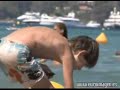la modelo se lo pas� en grande jugando en aguas francesas.
