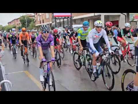 La partenza del Giro della Toscana 2025 da viale Italia