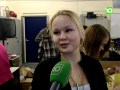 Leerlingen Da Vinci College helpen met snoepgoed Sinterklaas