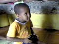 Arthur jogando Guitar Hero 80's.