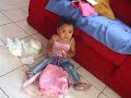 bebe escondendo cart�o de credito