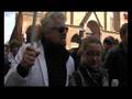 Beppe Grillo in mezzo agli studenti della manifestazione di Bologna