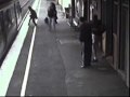 Passeggino sotto il treno, salvo il bimbo.