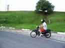 Eu tentando empinar a moto... q fracasso... Eu tentando empinar a moto... q fracasso...