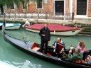 Auf dem Rückweg zum Busbahnhof überraschte uns dieser singende Gondoliere mit seiner schönen Stimme. Das Lied gefällt mir sehr gut.