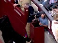 Un cámara graba el salto de un toro al pasillo