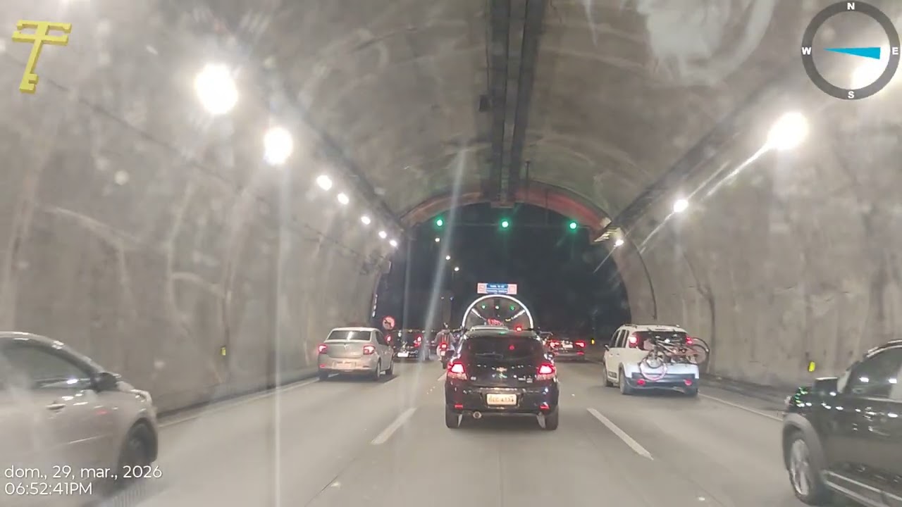 Subida Imigrantes Túnel a Noite