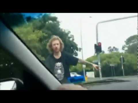 schlägerei - Da ging es wohl ordentlich zur Sache. Eine Schlägerei an einer Ampel in Australien. Videoquelle: www.bild.de Wir sind jetzt auch auf Facebook: http://www.fac...