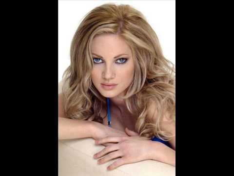 alexandratou - η τζουλια αλεξανδράτου στο τραγούδι η βασίλισσα της πίστας.