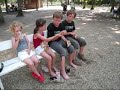 Britt, Tine, Casper en Jannes samen naar de speeltuin