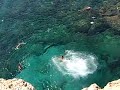 חבורת נערים שובבים מעמק-חפר קופצים בנאפה צוק של 12 מטר כי כמו שאומרים....