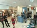 Chica se quita pantaletas para una broma