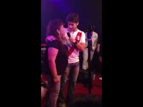 VIDEOS: Andrés Wiese se luce como cantante en su gira por Japón