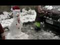 Benedetta completa il pupazzo di neve