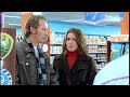 bekijk ook versie 1 met ander einde www.youtube.com Albert Heijn gaat voetbalplaatjes weggeven. Van bronckhorst denkt er zo het zijne van..