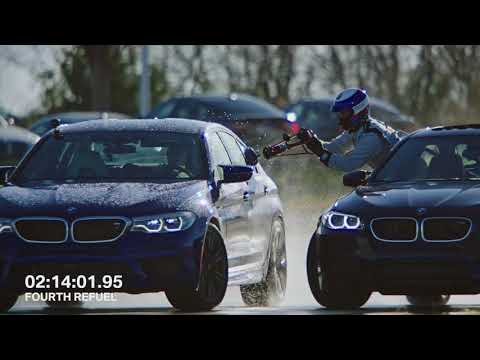 BMW M5 haciendo drift y reabastecido de combustible