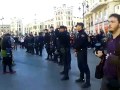 IMAGEN DE LA NIÑA GOLPEADA imagenes.publico-estaticos.es www.publico.es www.flickr.com En los dos últimos días la policía nacional de Valencia, instruida por la Delegada de Gobierno, Paula Sánchez de León, ha invertido su tiempo en arremeter violentamente contra los estudiantes del instituto Lluís Vives de Valencia y detener a 10 jóvenes que mostraban su solidaridad con ellos. Tras la violenta represión de la concentración del miércoles, donde estudiantes y profesores protestaban contra los recortes, la policía ha repetido el lamentable espectáculo de brutalidad en la mañana del jueves, teniendo como resultado seis detenciones que finalmente se han elevado hasta diez. A las 14 horas del jueves, algunos miembros de la comisión jurídica del 15M de Valencia recibíamos una llamada 