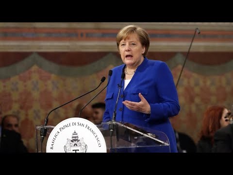 Bei Friedenslampe-Auszeichnng: Merkel blickt mit Sorg ...