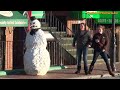 Gostei de um vídeo do @YouTubede @TheScarySnowman http://t.co/2IsIHip2 Girls Freak Out - Snowman Prank Season